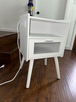 WHITE MID-CENTURY NIGHTSTAND WITH CHARGING STATION AND GLASS DRAWER
