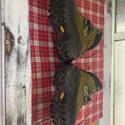 8.5 Hiking Boots 