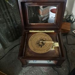 Beautiful Music Box Comes With 2 Christmas Disc