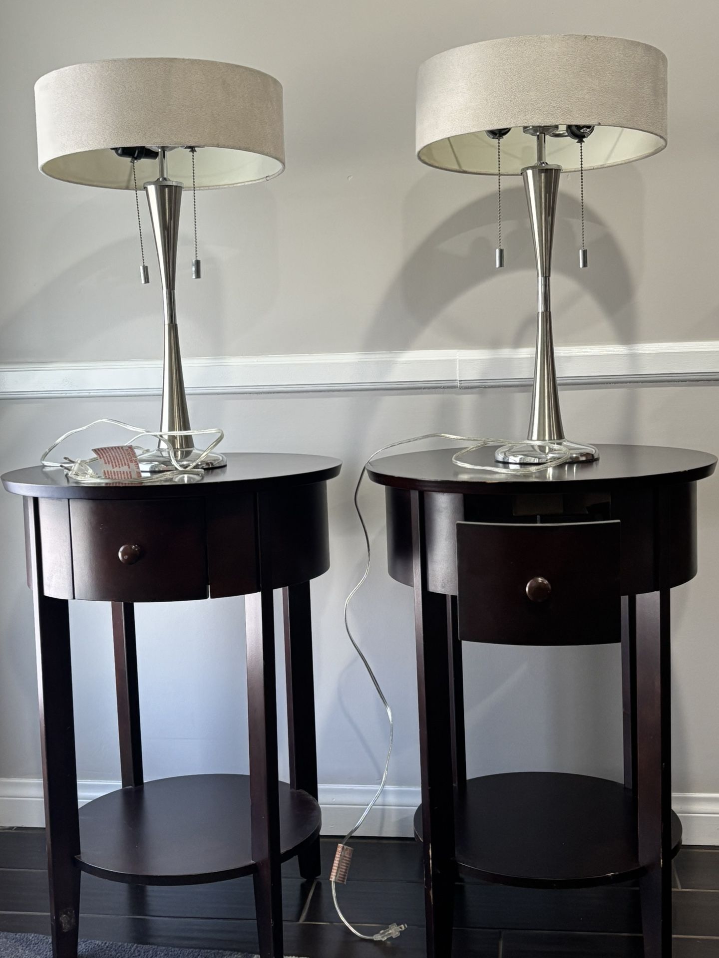 2 Nightstands and 2 lamps 