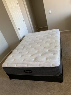 QUEEN BEAUTYREST SILVER MATTRESS AND BOX SPRING 