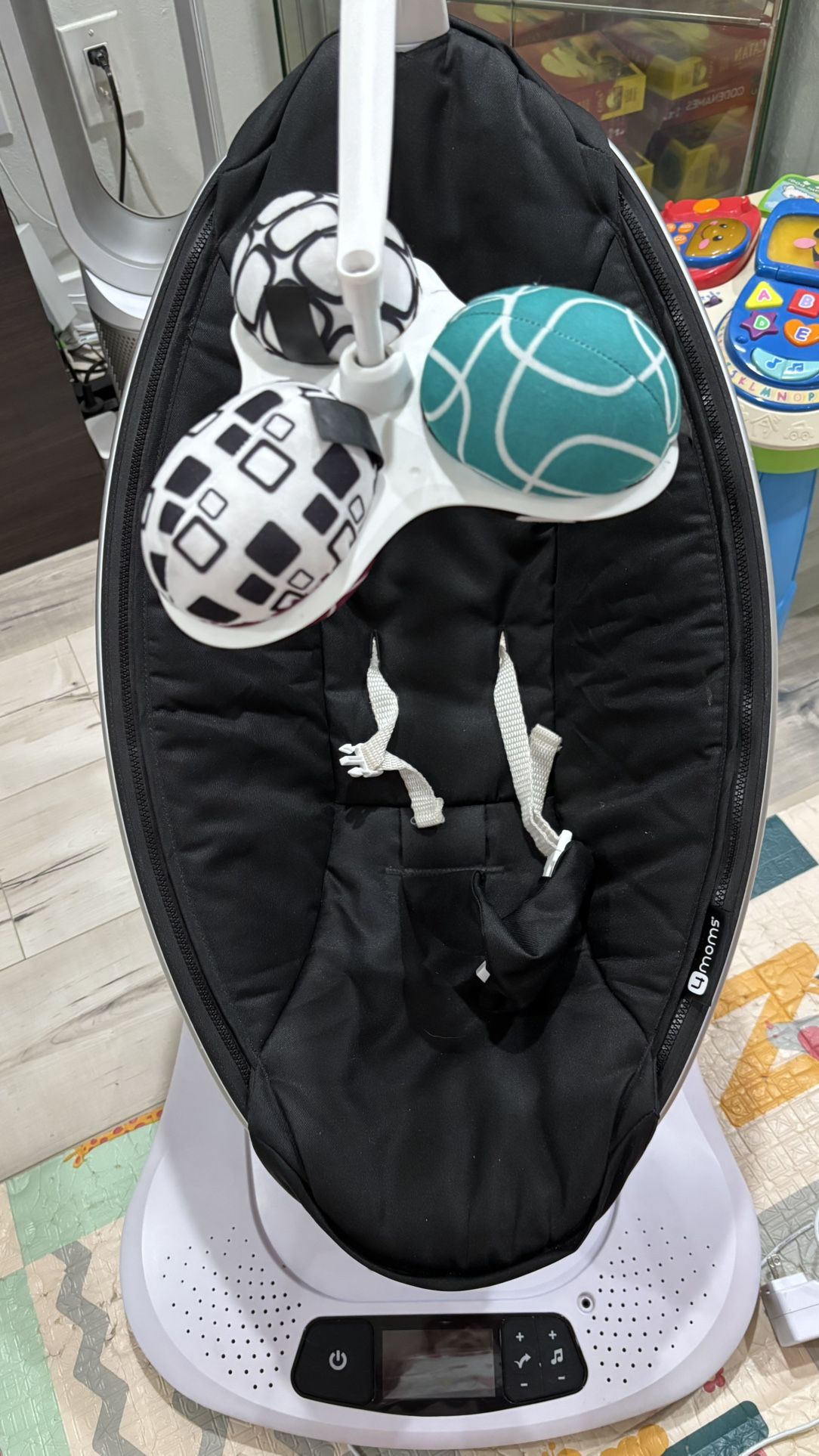Like new 4moms MamaRoo Multi-Motion Baby Swing