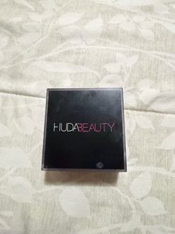 Huda Beauty Powder