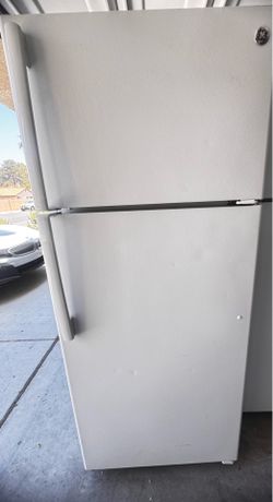 GE 17.5 Cu. Ft. White Top-Freezer Refrigerator – Works Great!