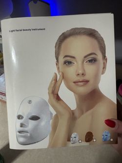 Light facial therapy mask