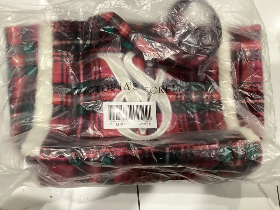 Victoria’s Secret Tote Bag RED Plaid 2022 VS LOGO With Tags Fleece Trim