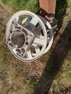 Free wall mount hose reel