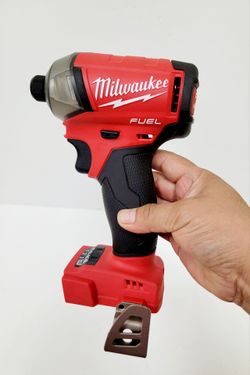 Milwaukee M18 FUEL Surge hydraulic driver has a Powerstate brushless motor. This red and black tool is 5 inches in length and has a 4-mode drive contr