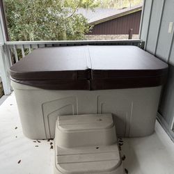 Aquaterra Hot tub