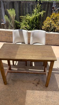 Table with 2 chairs