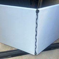 Folding Table 6ft long/ Mesa plegable de 6 pies de largo