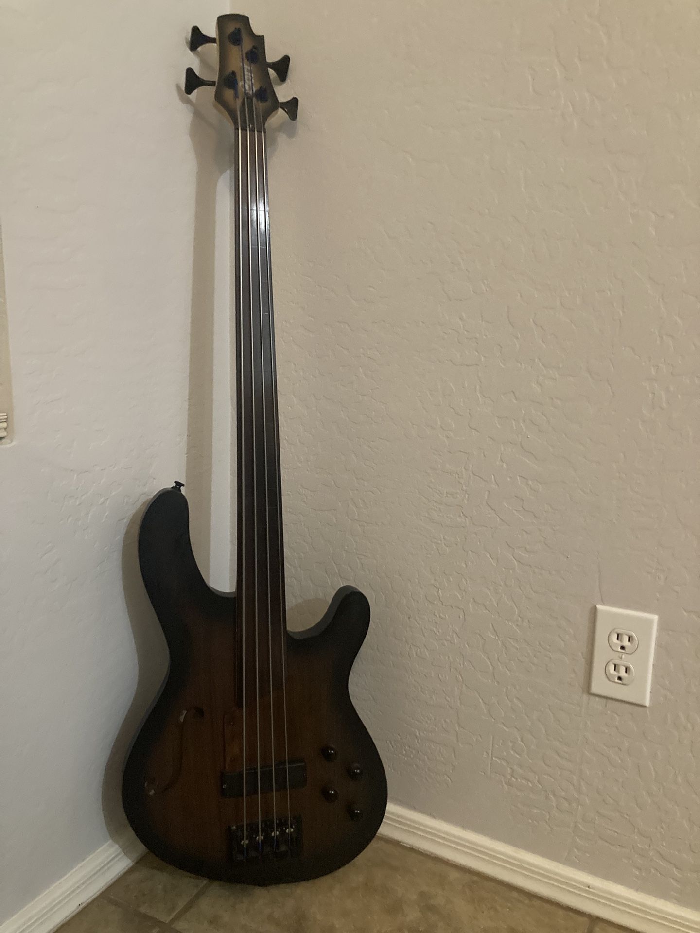 Cort B4FL Fretless Bass with New Case