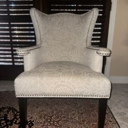 Elegant Khaki Accent Chair – Excellent Condition
