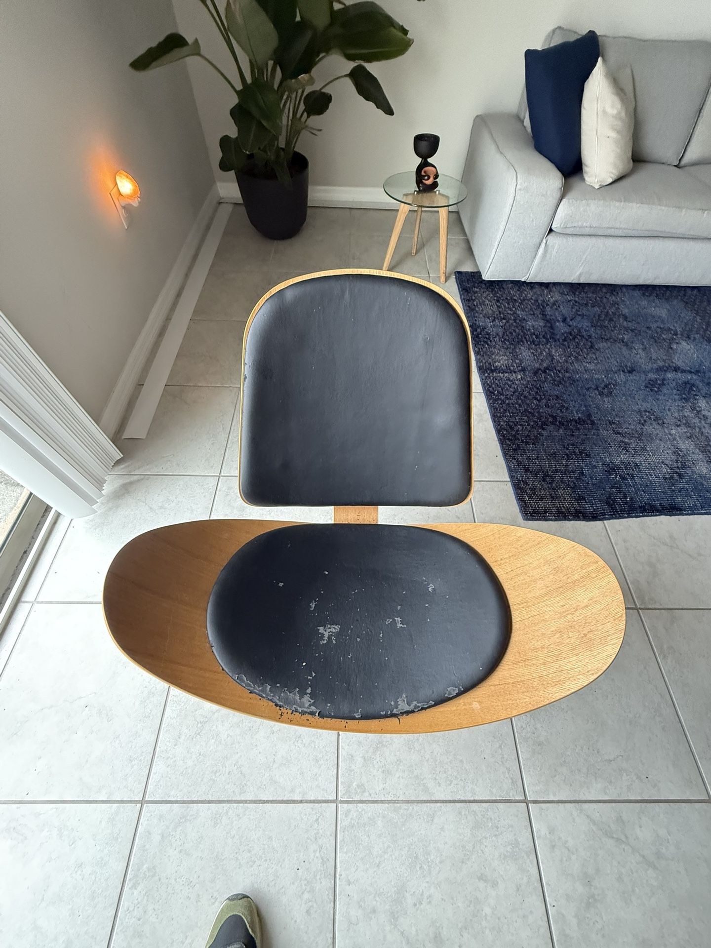 Mid-Century Modern Shell Chair – Solid Wood Frame