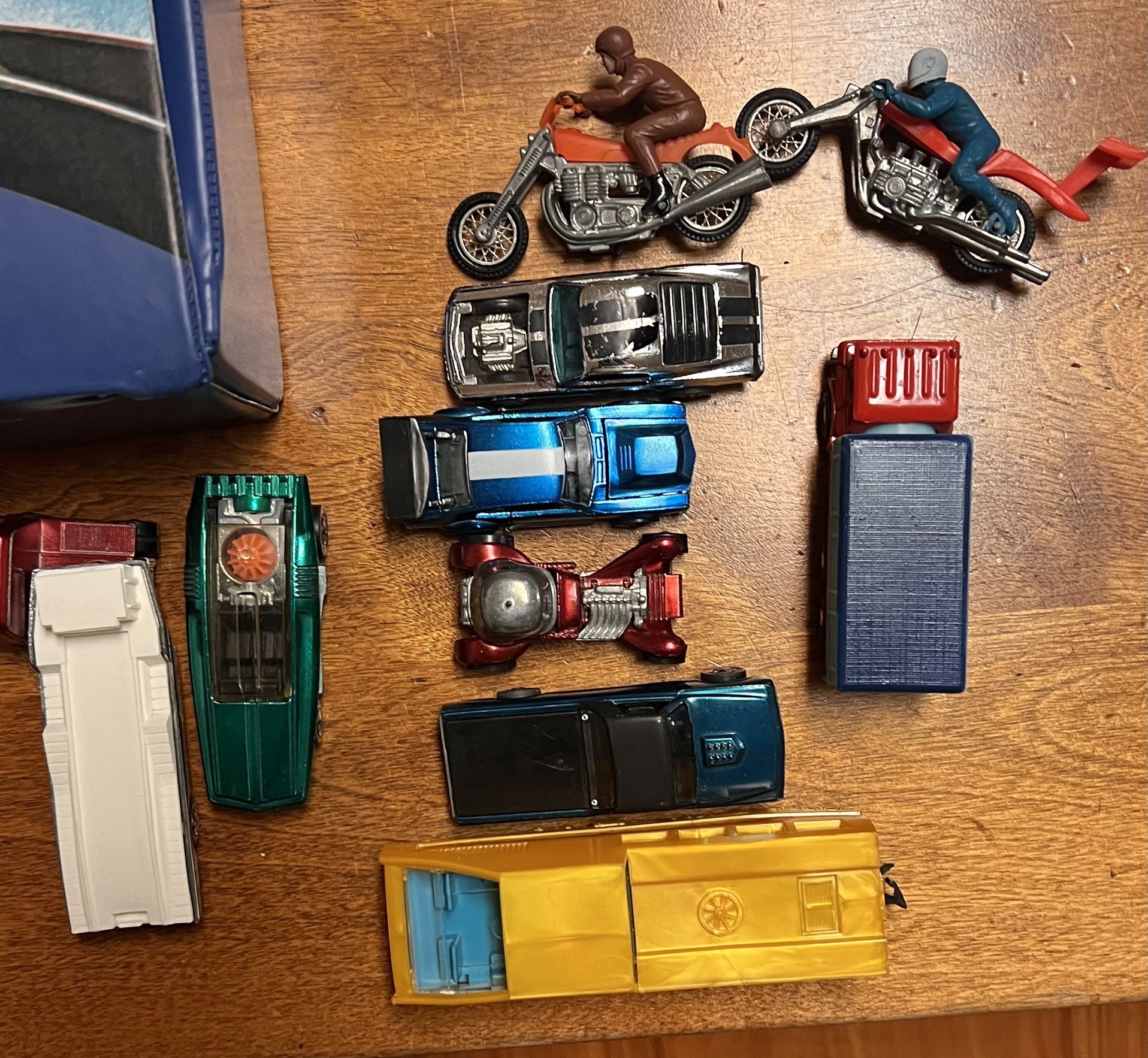 Hot Wheels Redline Lot With Train Case 