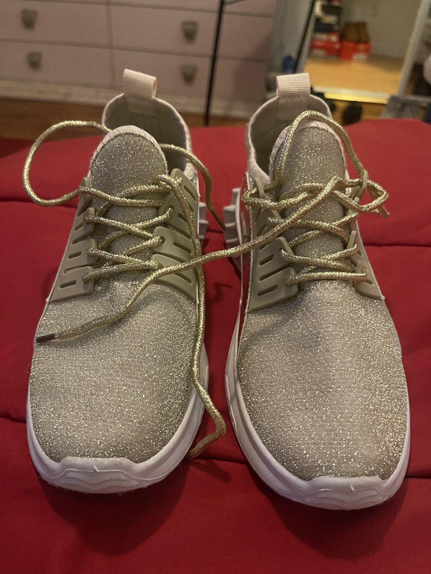 NEW WOMEN ROCAWEAR SHOES..SIZE 7