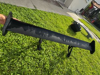 Black rear wing