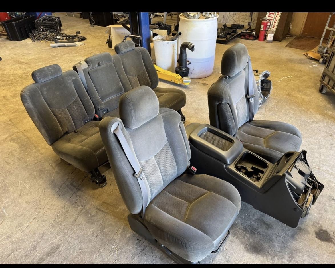 99-07 Chevy Silverado seats & center console