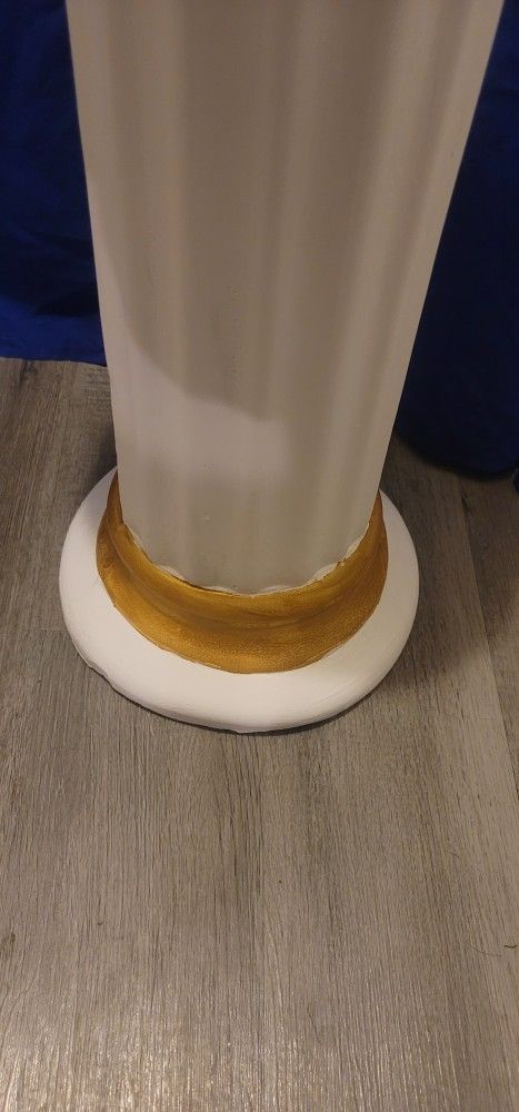 "Dual Display Pillars"