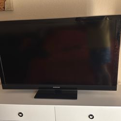 42” Samsung TV – Great Condition (Works with Fire Stick/Roku)