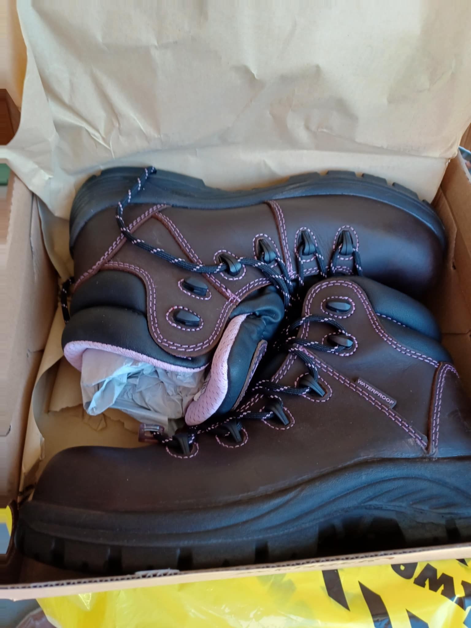 Avenger Women’s Work Boot Pink/Brown Size 7