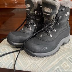 The North Face Woman Snow Boots 6.5