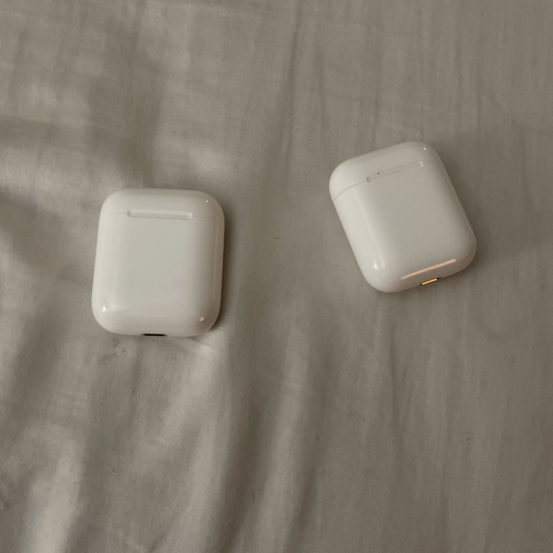 AirPod charging cases (no Pods)