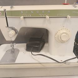vintage Singer Fashion Mate 252 sewing machine. 