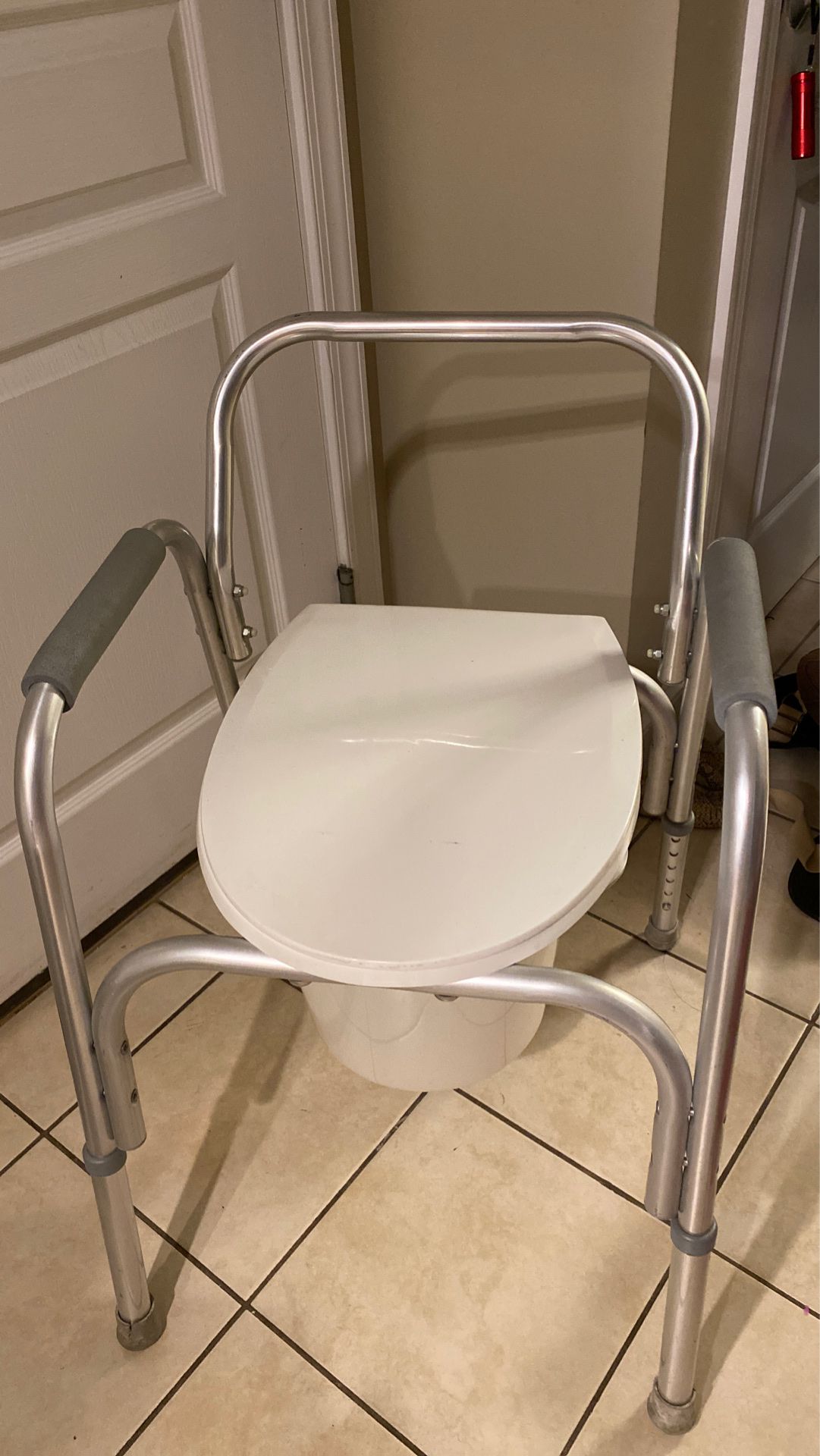 Bedside commode / portable toilet (new)