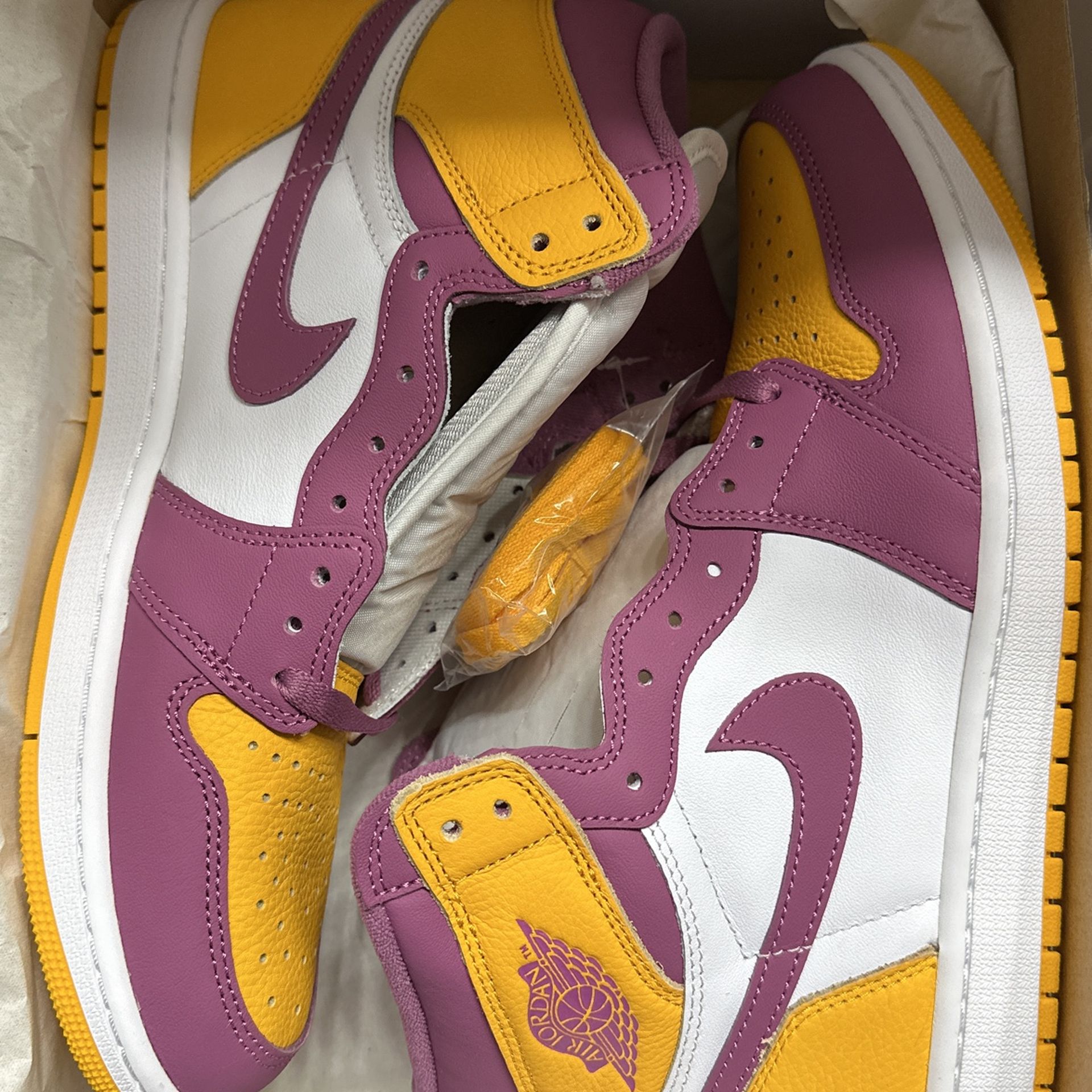 University Gold/light Bordeaux Air Jordan 1s High OG