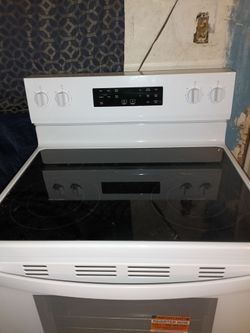 WHITE WHIRLPOOL ELECTRIC STOVE