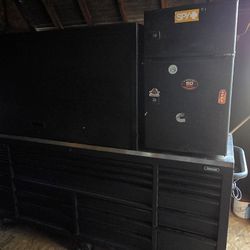 Husky Tool Box With Hutch