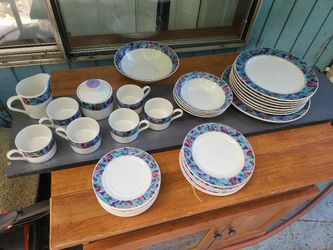 Vintage 90s Vibe Dinnerware Plate Set