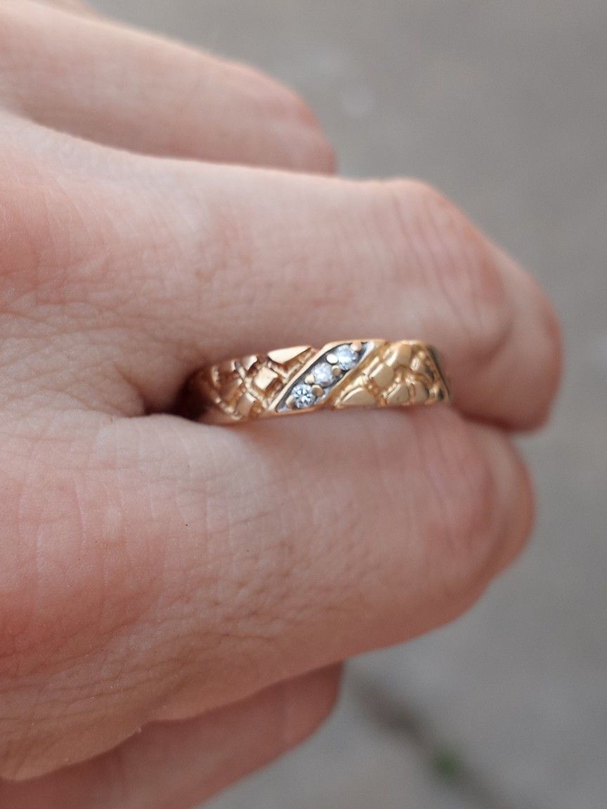 14kt Ring W/ 3 Diamonds. 2.85 Grams.