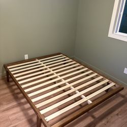 Solid Wood Winsor Platform Queen Bed