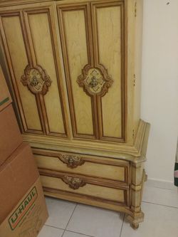 Gorgeous Antigue Armouir. 6 drawers like new