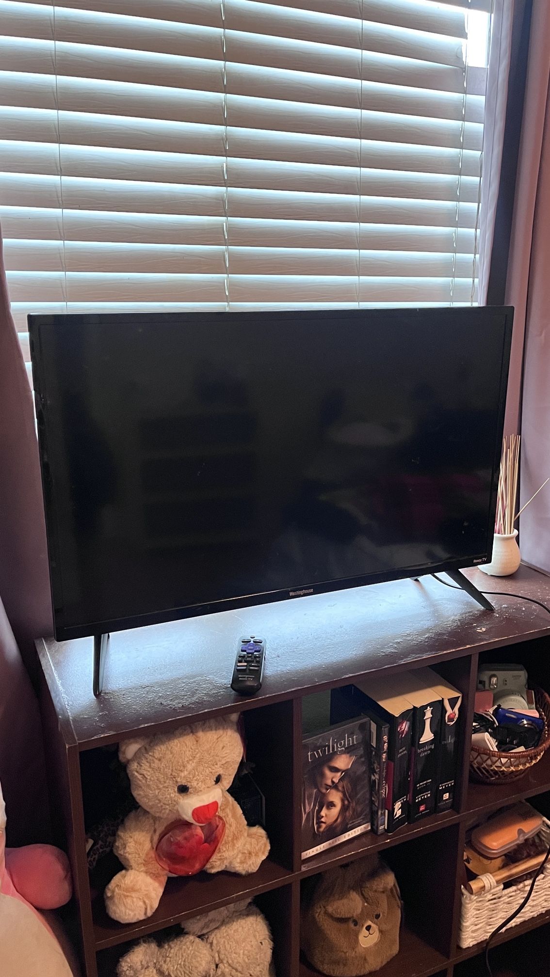 “32 Westinghouse Roku Smart Tv