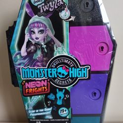 Monster High Twyla Neon Frights Skullimates Secrets DOLL