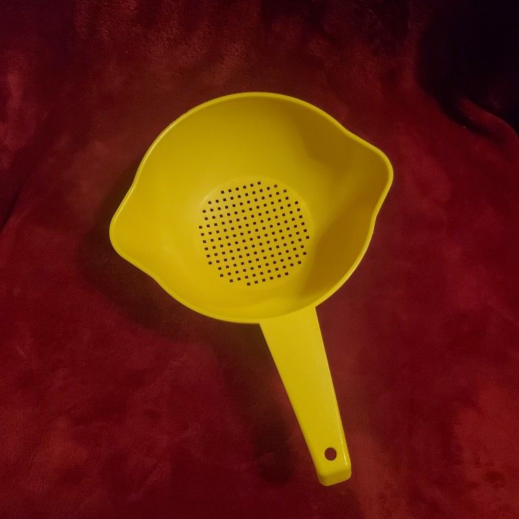 Tupperware Vintage 1 Quart Yellow Colander Strainer
