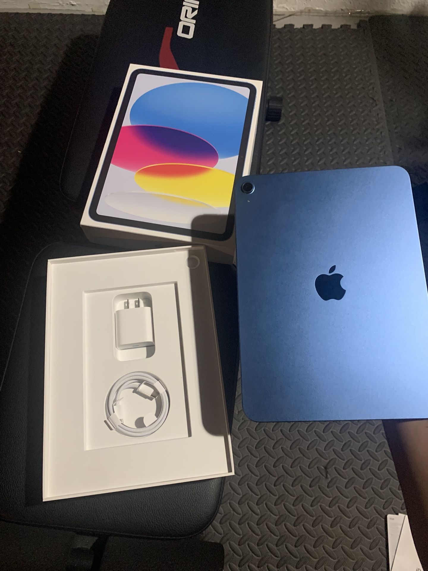 iPad 11” (A16) – 128GB – Blue – Like New + Screen Protector