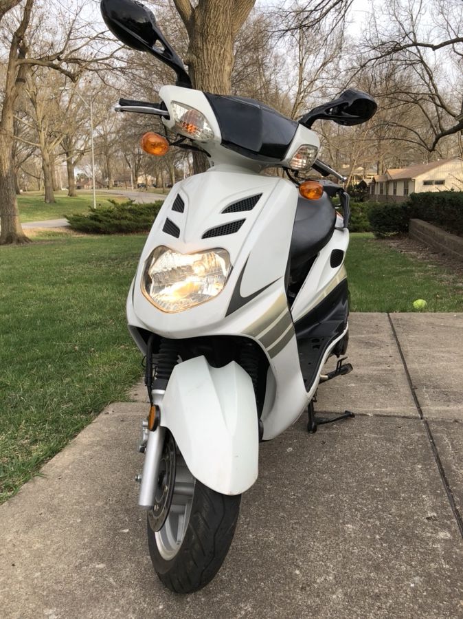 Schwinn Valo 150cc Scooter Moped