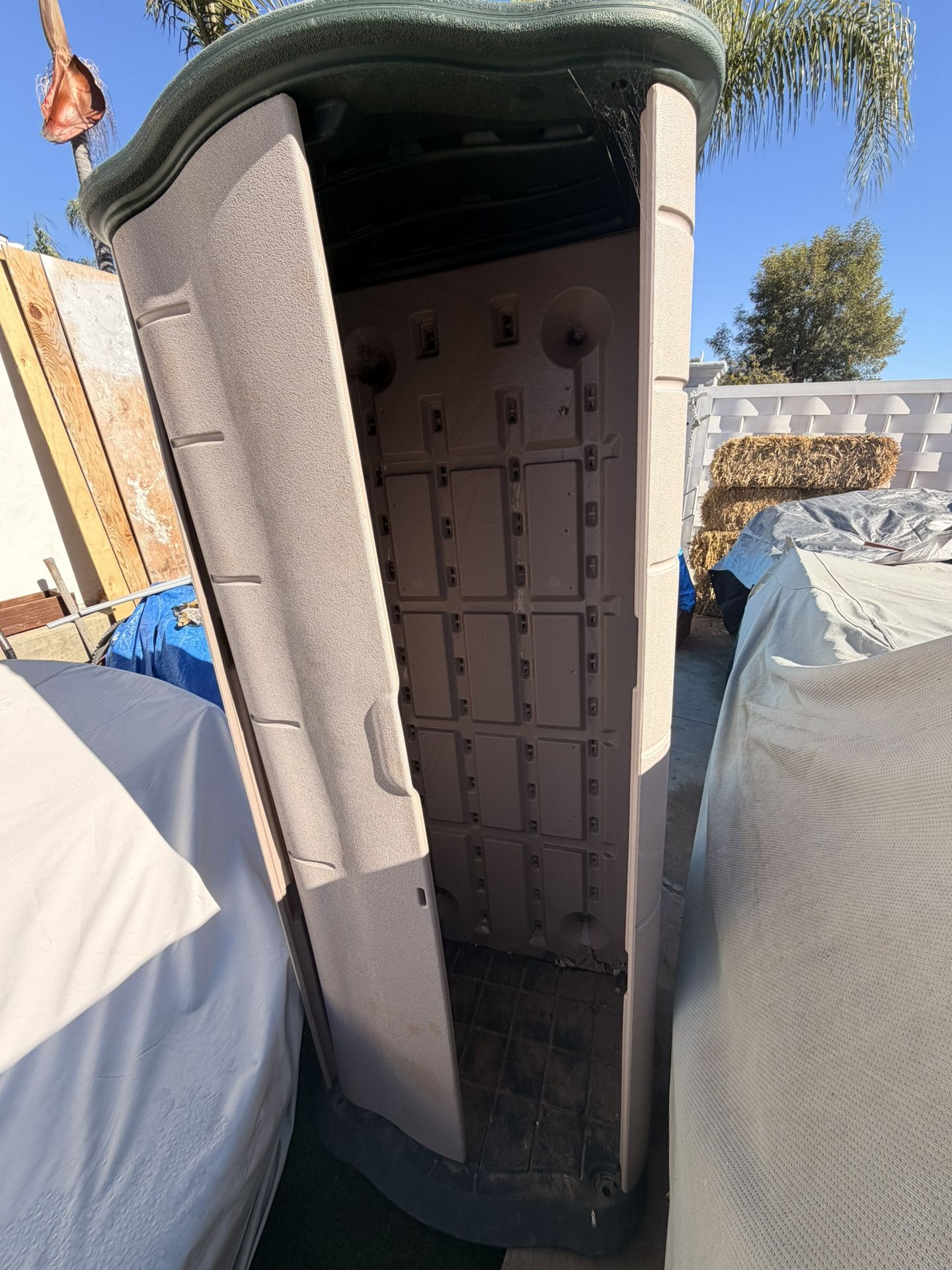 RUBBERMAID TOOL SHED Only $20 "MISSING DOOR"