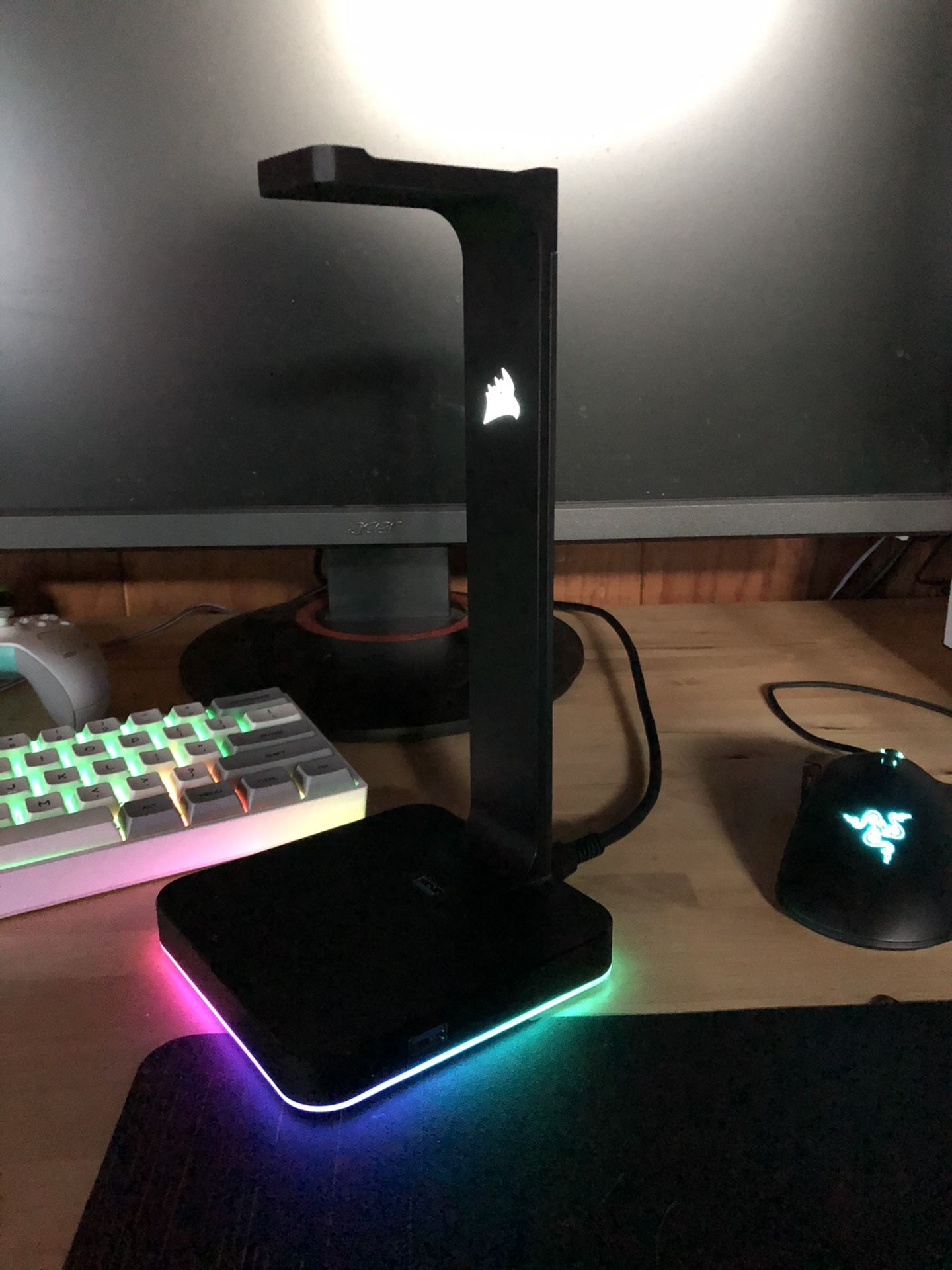 Corsair ST100 Premium headset stand with 7.1 surround sound-3.5 mm and 2xUSB 3.0. Keyboard and mouse are not for sale!