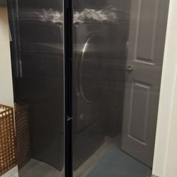 Samsung 28-cu Ft Side-by-side Refrigerator with Ice Maker (Fingerprint Resistant Black Stainless Steel)