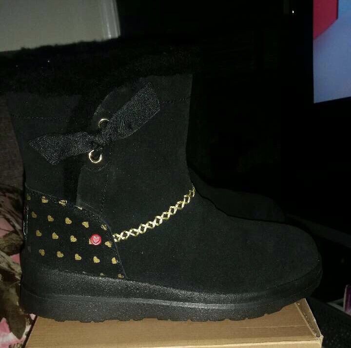 UGGS BOOTS SZ 5 BRAND NEW NEVER USED!