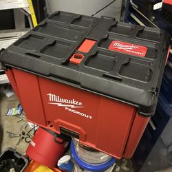 Packout Cabinet in Red Milwaukee