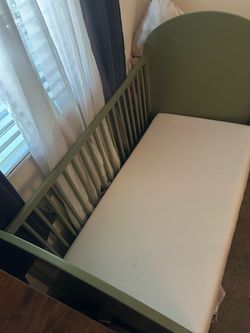 Convertible crib to day bed