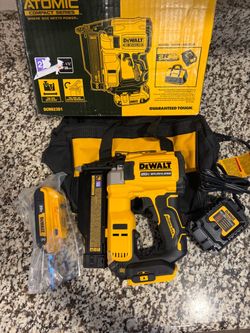 DeWalt 20V Brushless Cordless Brad Nailer Kit DCN623D1