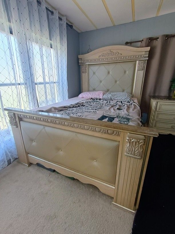 Elegant Bedroom Set 