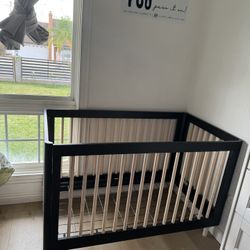 toddler bed / crib 